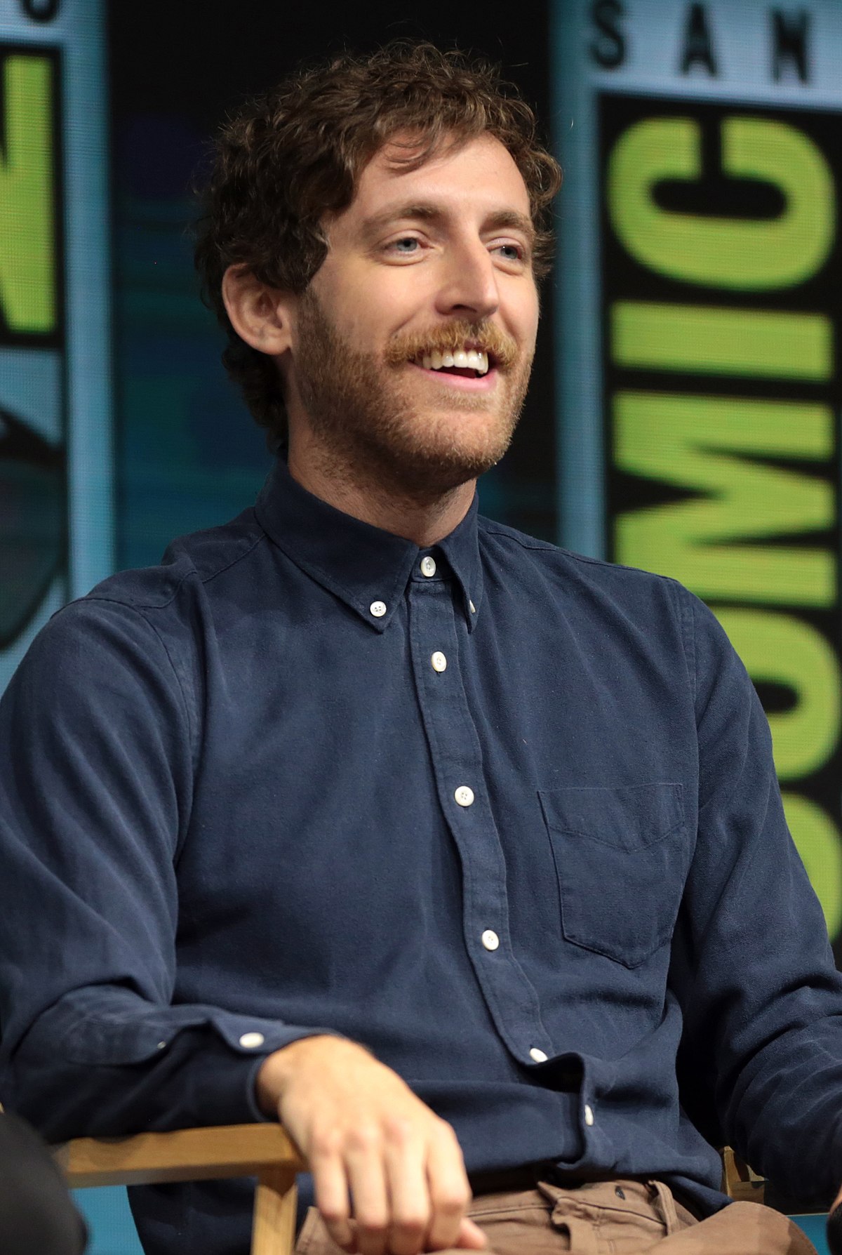 1200px-Thomas_Middleditch_by_Gage_Skidmore.jpg