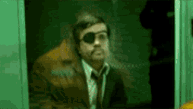 peter-dinklage-flipping-the-bird.gif