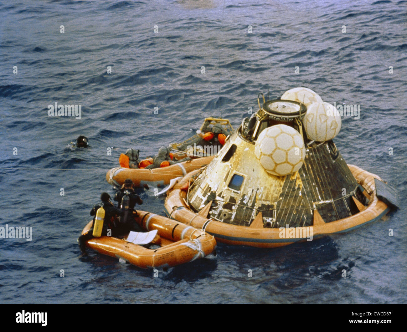 apollo-11-recouvrement-derriere-le-module-de-commande-flottante-les-astronautes-sont-vetus-de-vetements-pour-leur-isolement-biologique-cwcd67.jpg
