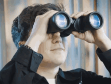 man-using-binoculars.gif
