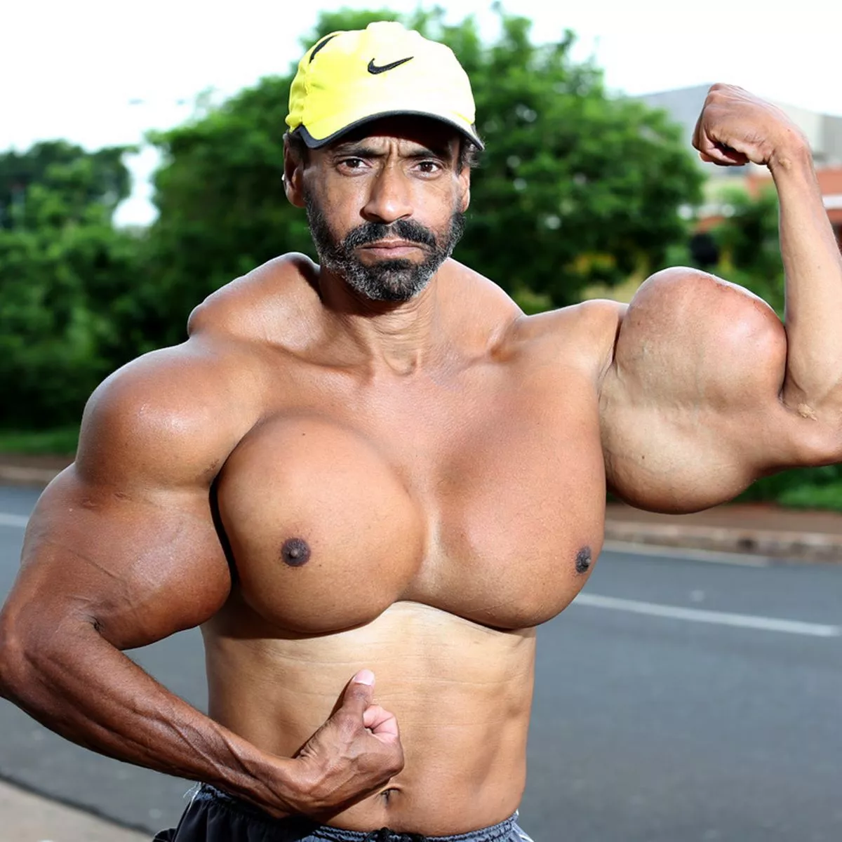 Valdir-flexed-his-huge-biceps.jpg